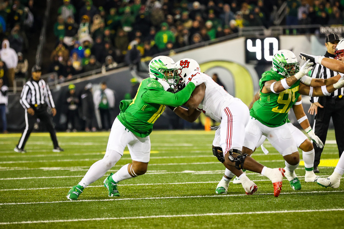 Oregon Ducks edge rusher Mase Funa against the Utah Utes. 